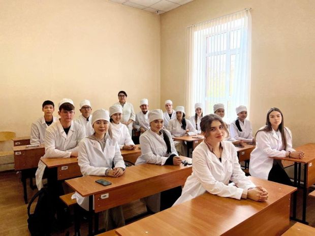 Деканның студенттермен кездесуі