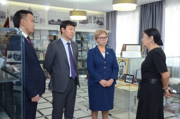 Discussed the issues of training doctors and the development of the university