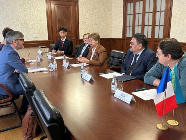 Франциядан келген серіктестермен кездесу